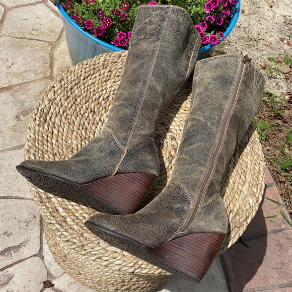 {FOSSIL} “Caroline” Distressed Leather Boots - Picture 8 of 11